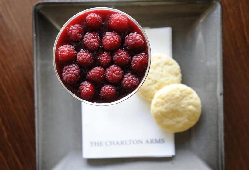 تختخواب و صبحانه The Charlton Arms