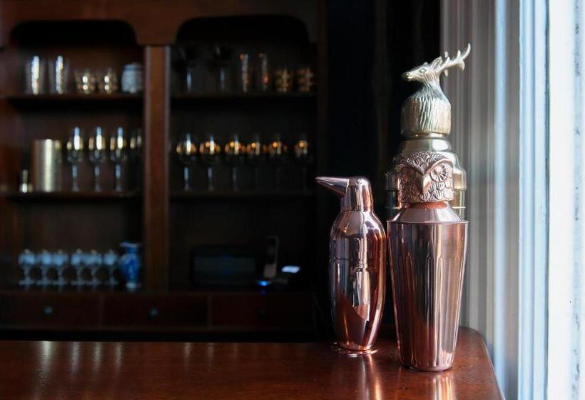 تختخواب و صبحانه The Coach House