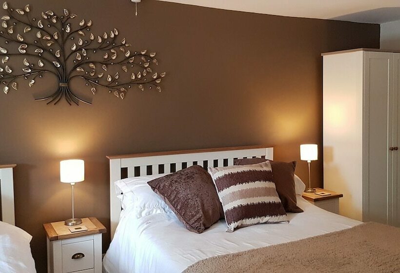 Bed and Breakfast The Greyhound Inn