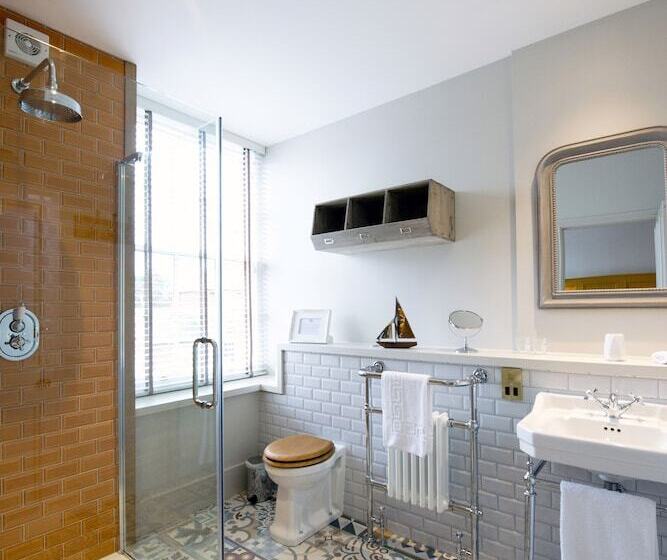 فندق The Coach House