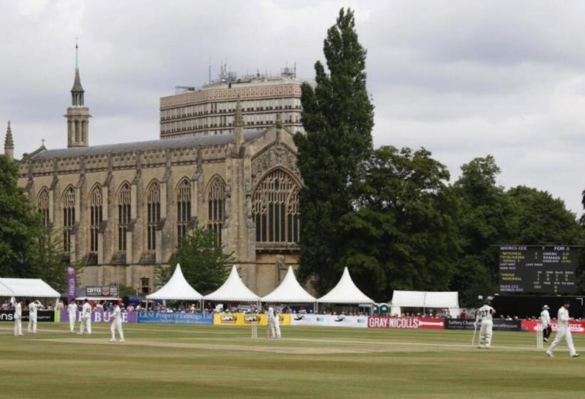 تختخواب و صبحانه The Abbey Town House   Cheltenham