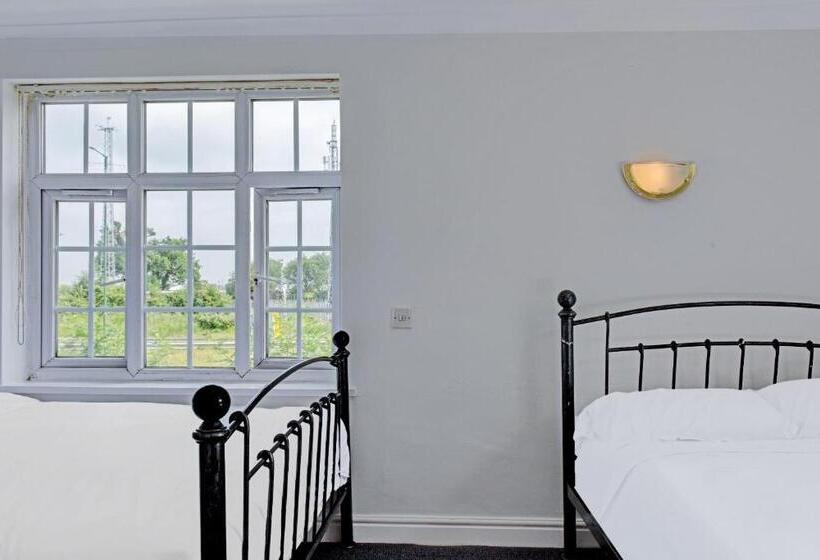 تختخواب و صبحانه The Gables Hotel, Birmingham Airport