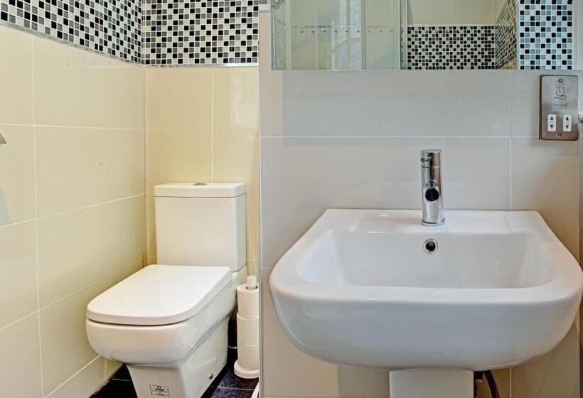 تختخواب و صبحانه The Gables Hotel, Birmingham Airport