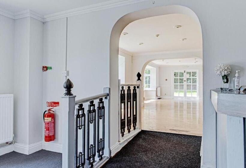 تختخواب و صبحانه The Gables Hotel, Birmingham Airport