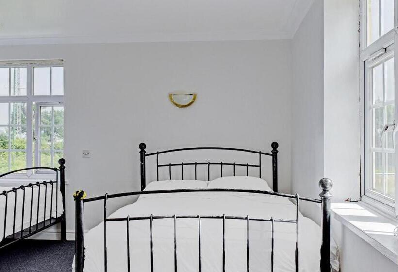 تختخواب و صبحانه The Gables Hotel, Birmingham Airport