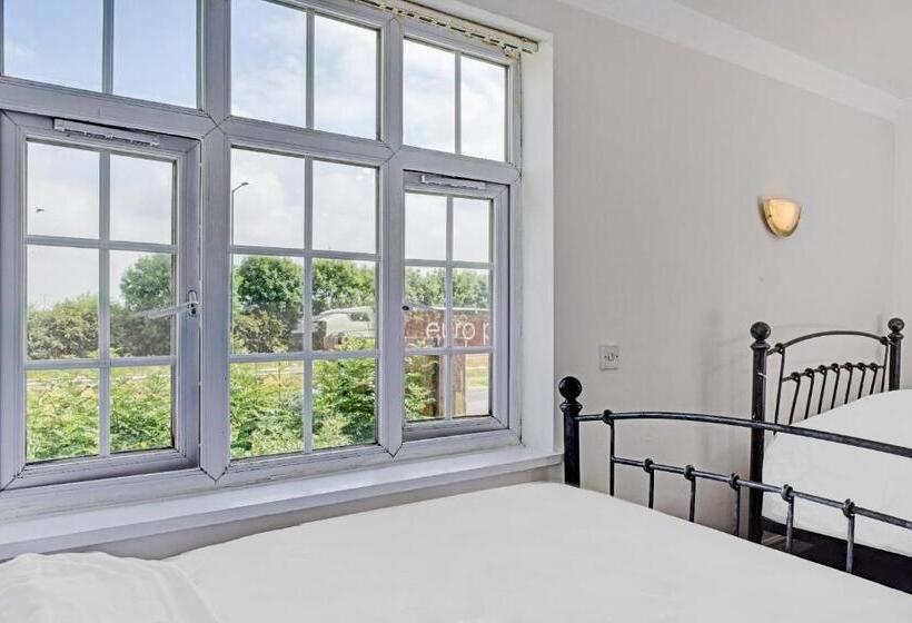 تختخواب و صبحانه The Gables Hotel, Birmingham Airport