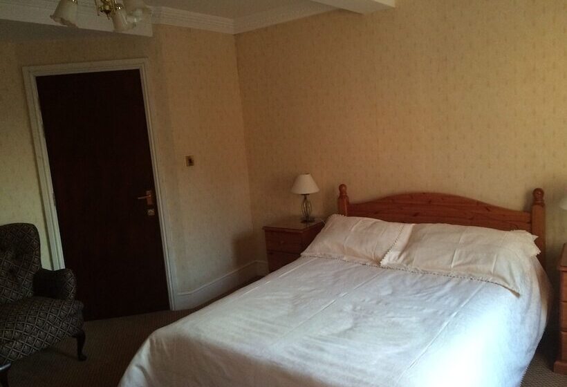 Half Moon Hotel And Restaurant