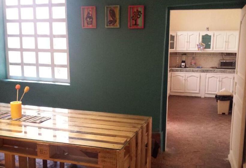 هاستل Hostal Mochiliers Bed And Breakfast