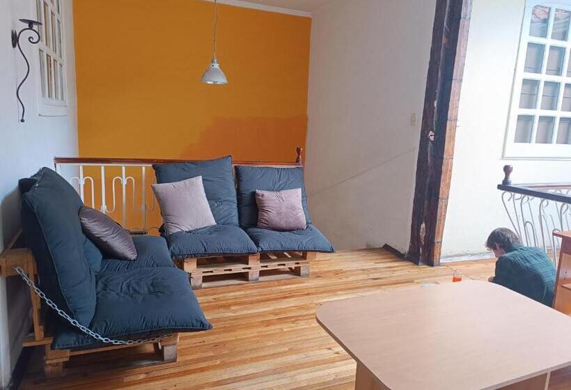 هاستل Hostal Mochiliers Bed And Breakfast