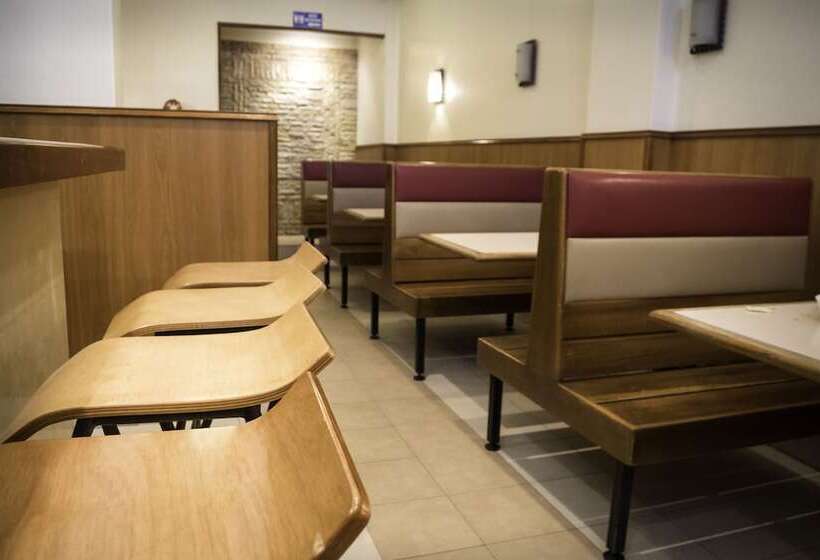 تختخواب و صبحانه Mariscal Inn & Suites