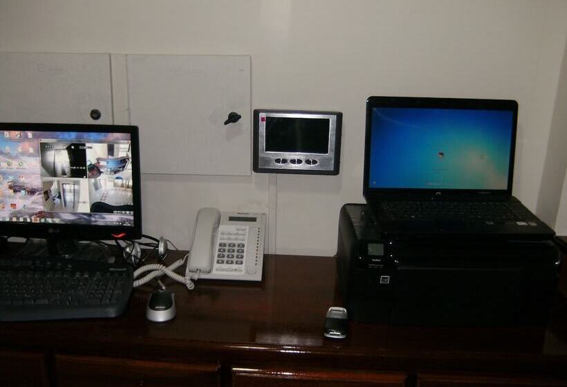 هتل Hostal Fevilamir