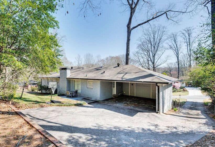 Atlanta Home W/ Movie Projector & Basketball Hoop!