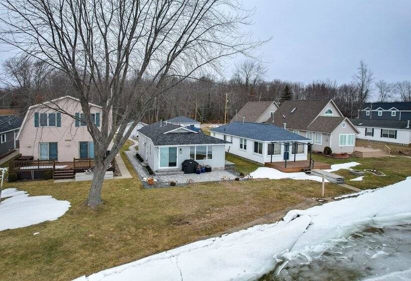 Bright Houghton Lake Home W/ Boat Dock + Fire Pit