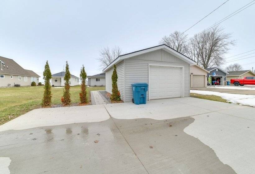 Bright Houghton Lake Home W/ Boat Dock + Fire Pit