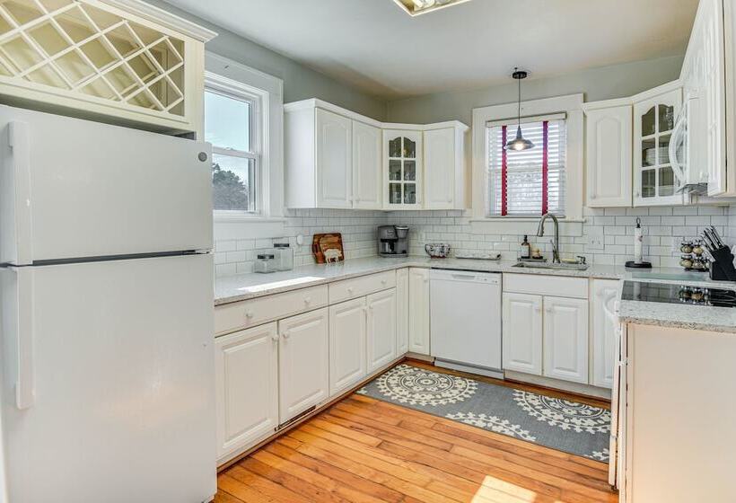 Charming Smithfield House: Walk To Downtown!