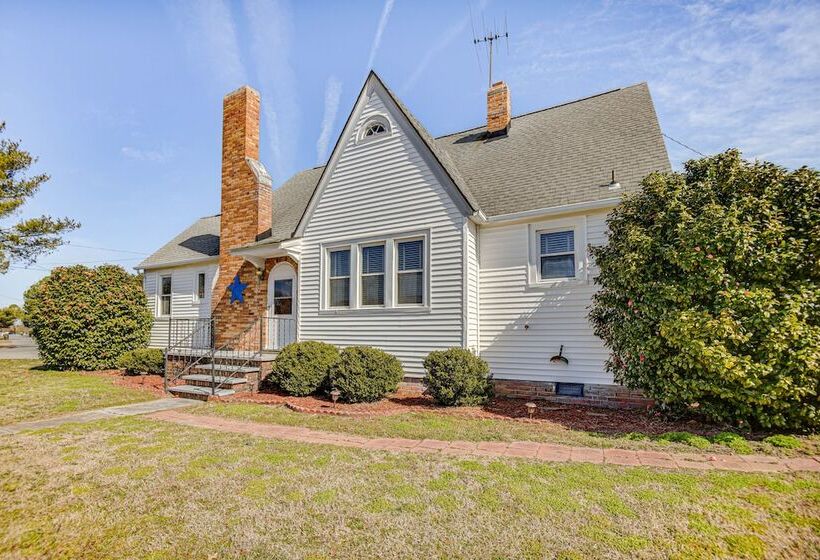 Charming Smithfield House: Walk To Downtown!