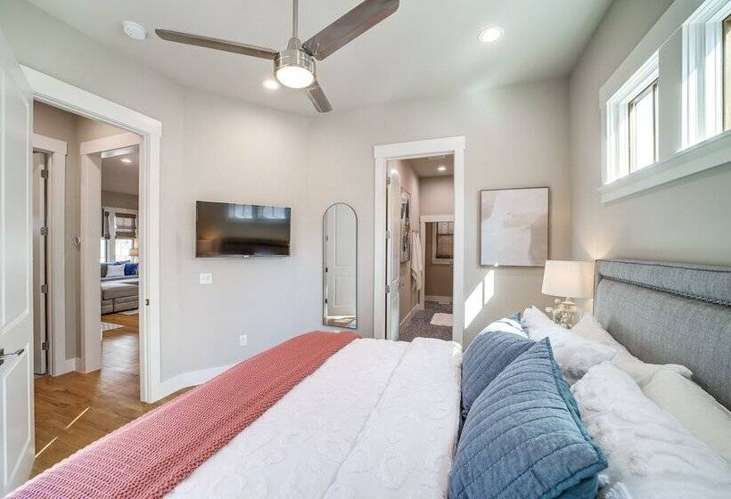 Cozy Carlton Landing Home   Pools & Lake Access