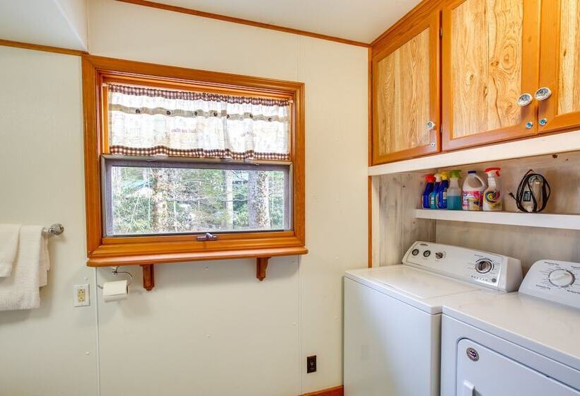 Dog Friendly Newland Cabin W/ Deck + Lake Access!