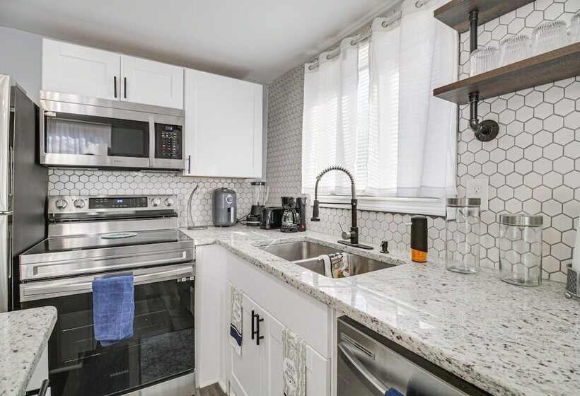 Gladstone Retreat W/ Gas Grill + Fire Pit