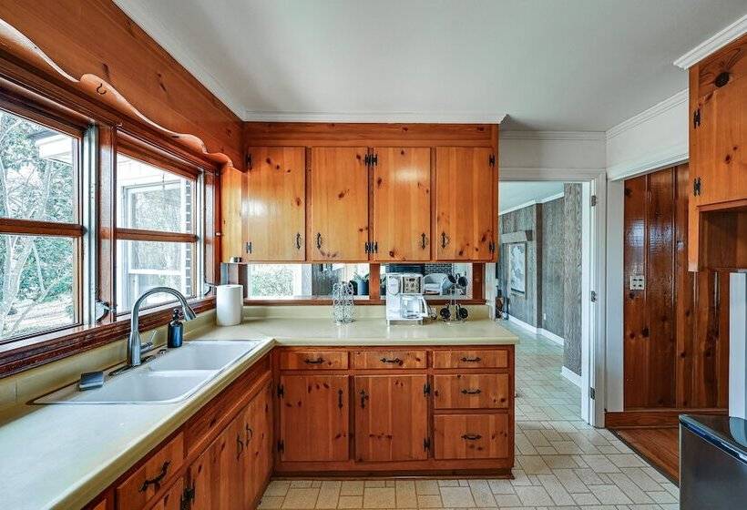 Greenville Home W/ Private Pool: 7 Mi To Downtown