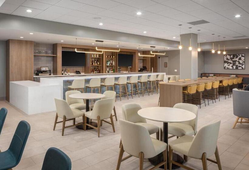 هتل Holiday Inn & Suites Monterey Park – Los Angeles, An Ihg