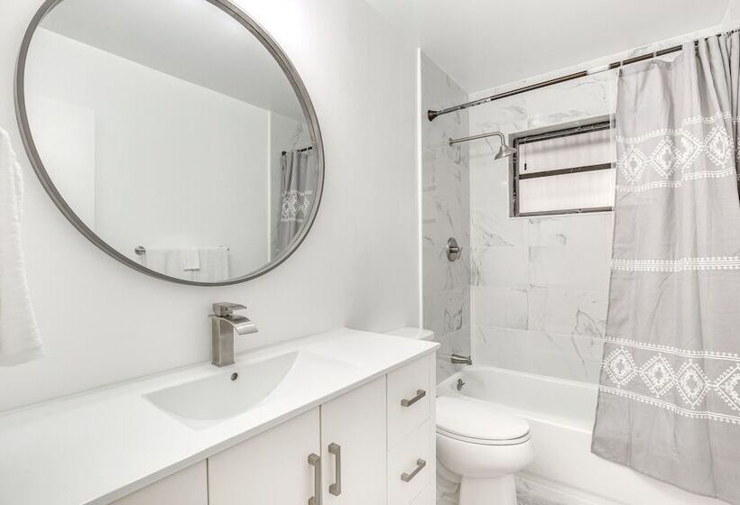 15 Mi To Beach: Modern Coral Springs Home