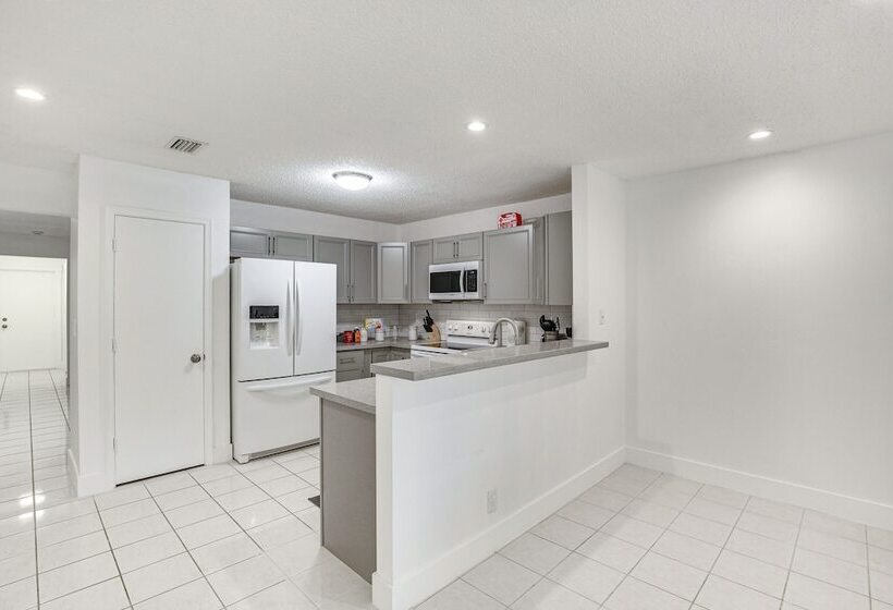 15 Mi To Beach: Modern Coral Springs Home