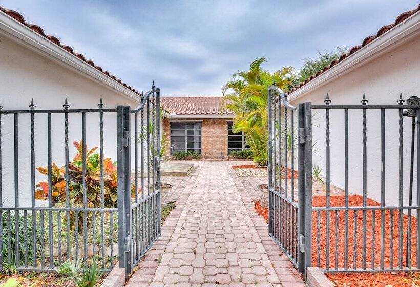 15 Mi To Beach: Modern Coral Springs Home