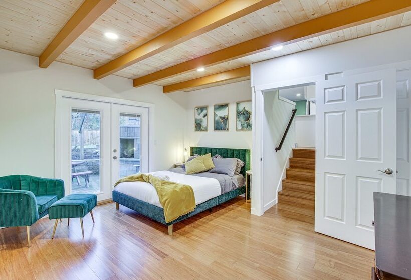Modern Kirkland Home W/ Sauna & Outdoor Fireplace