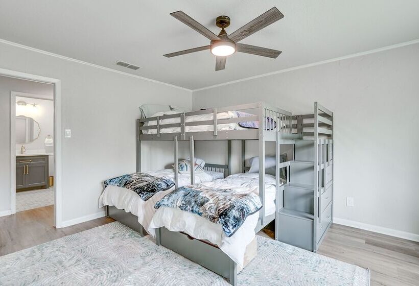 Peaceful Longview Home W/ Pond, 6 Mi To Downtown!