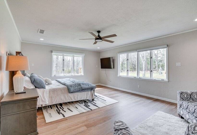 Peaceful Longview Home W/ Pond, 6 Mi To Downtown!