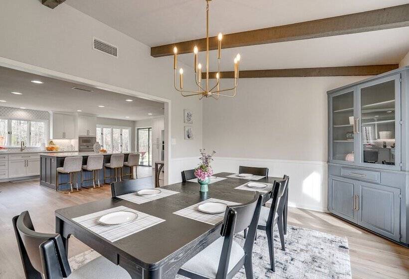 Peaceful Longview Home W/ Pond, 6 Mi To Downtown!