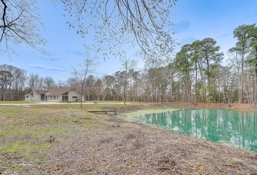Peaceful Longview Home W/ Pond, 6 Mi To Downtown!