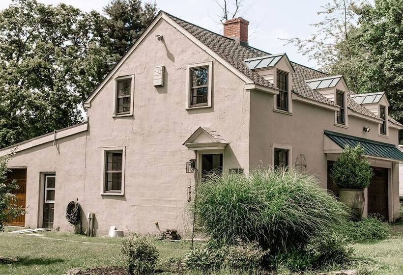 پانسیون Carriage House 6098