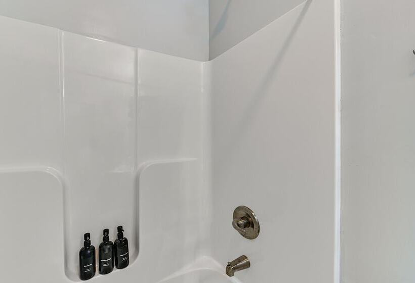 7 Mi To Louisville: Pet Friendly New Albany Home