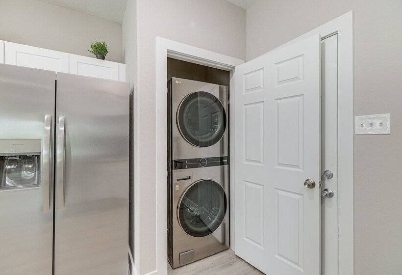 Quiet Houston Home   9 Mi To Downtown Aquarium!
