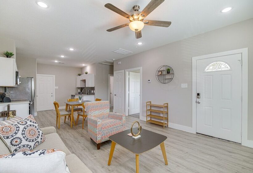 Quiet Houston Home   9 Mi To Downtown Aquarium!