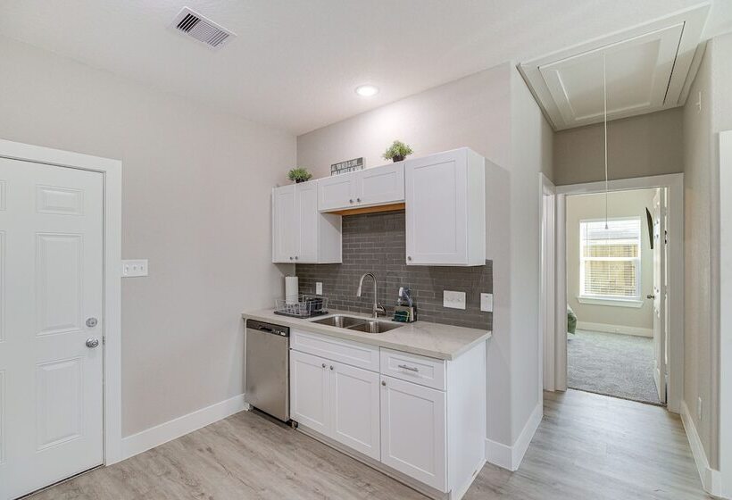 Quiet Houston Home   9 Mi To Downtown Aquarium!
