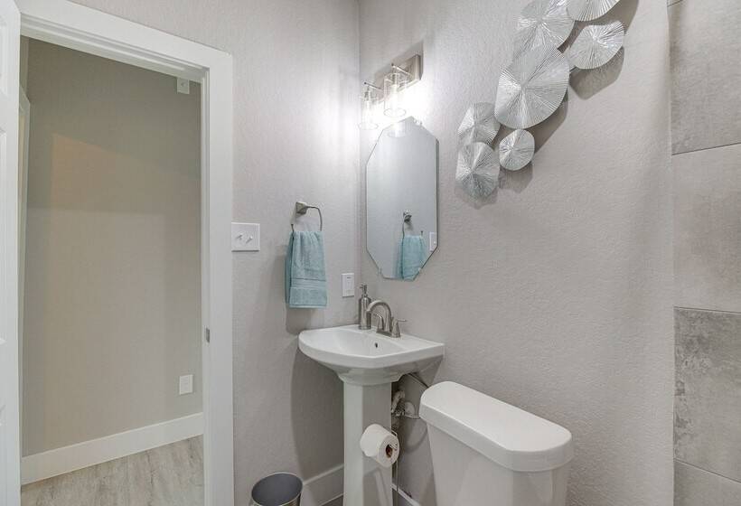 Quiet Houston Home   9 Mi To Downtown Aquarium!