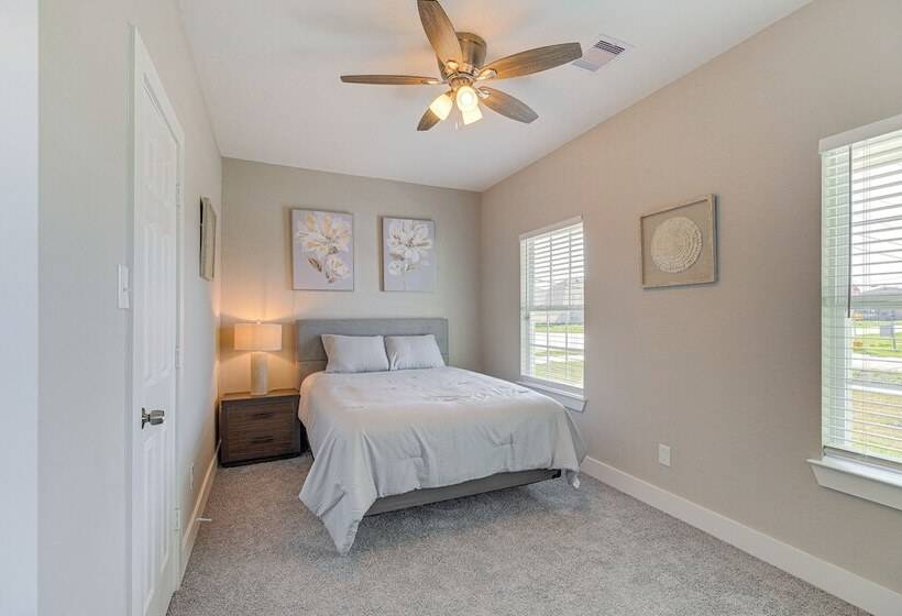 Quiet Houston Home   9 Mi To Downtown Aquarium!