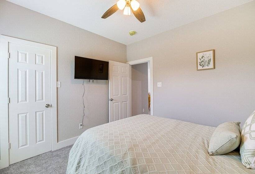 Quiet Houston Home   9 Mi To Downtown Aquarium!