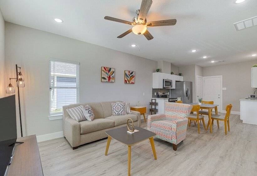 Quiet Houston Home   9 Mi To Downtown Aquarium!