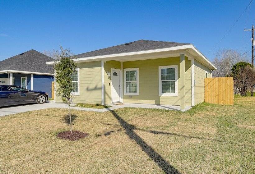 Quiet Houston Home   9 Mi To Downtown Aquarium!