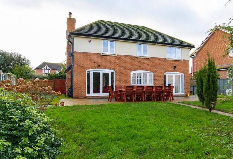 住所  4 Luxurious Executive Villa