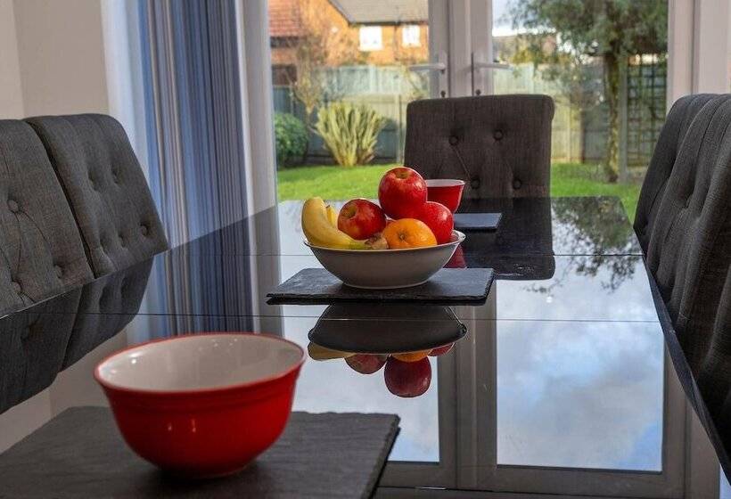 住所  4 Luxurious Executive Villa