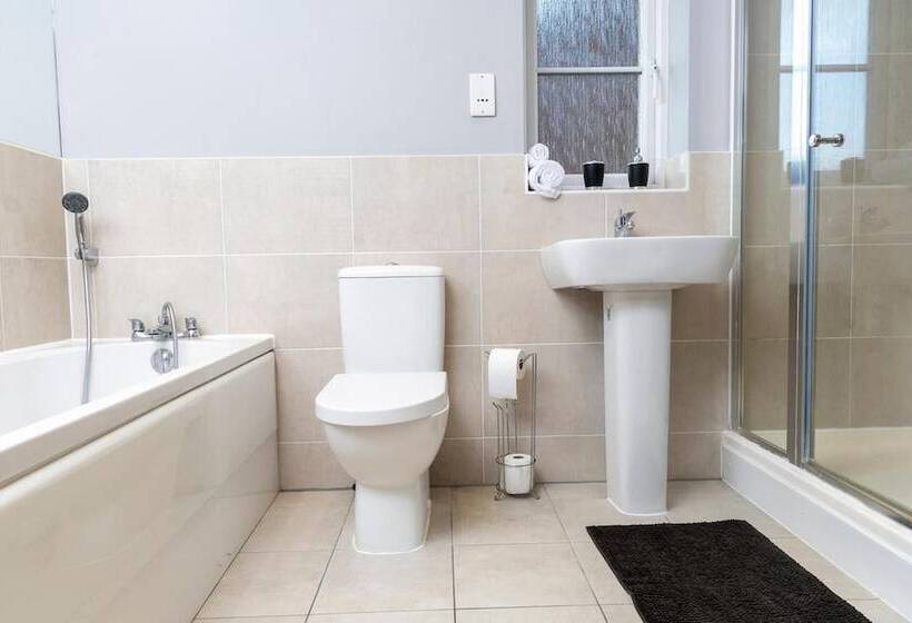 住所  4 Luxurious Executive Villa