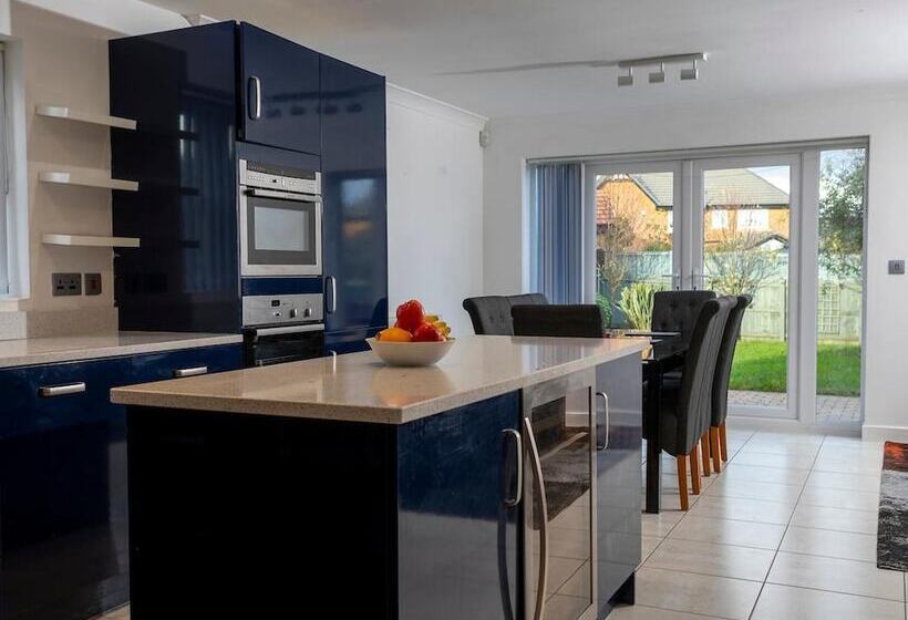 Резиденция 4 Luxurious Executive Villa