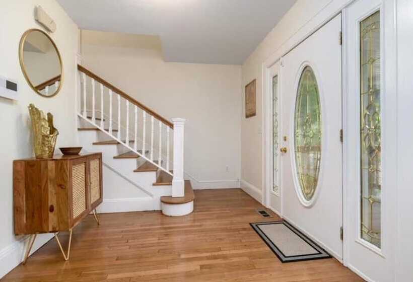 إقامة Black Rock Home   4 Bed   Jacuzzi Bath   Beach