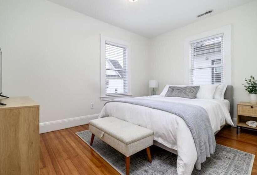 إقامة Black Rock Home   4 Bed   Jacuzzi Bath   Beach