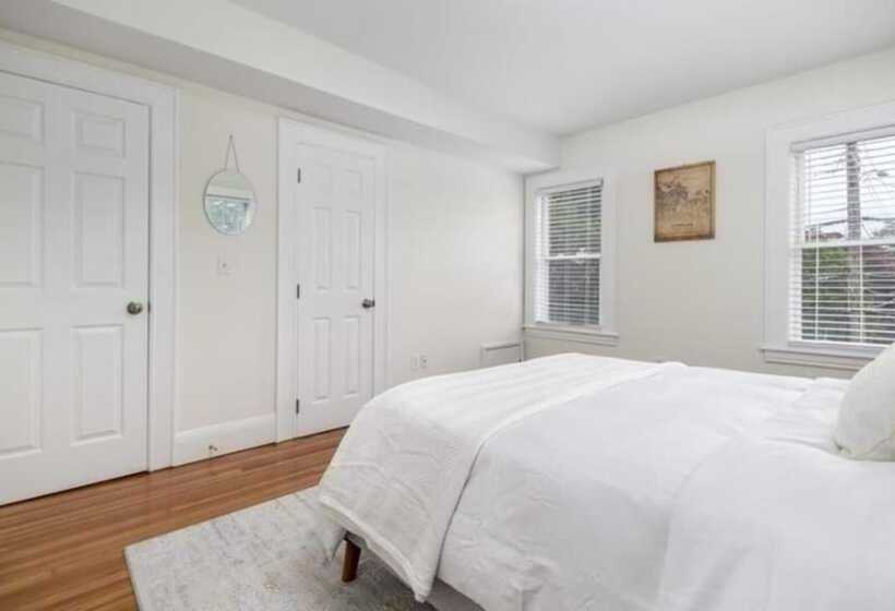 إقامة Black Rock Home   4 Bed   Jacuzzi Bath   Beach